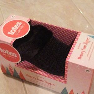 New totes Memory foam slippers